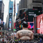 Felfújható Elon Musk jelent meg a Times Square-en, mielőtt a cége tőzsdére ment: nem pukkant ki